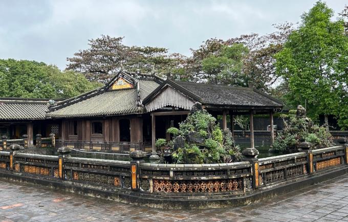 image Pabellón sobre estanque de nenúfares de la ciudad imperial de Hué