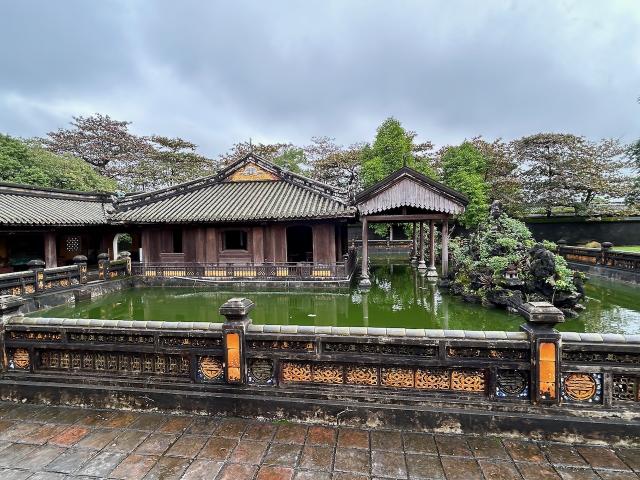 image Pabellón sobre estanque de nenúfares de la ciudad imperial de Hué