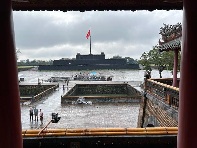 image Vista De la Torre de la bandera desde la puerta Ngo Mon de la ciudadela imperial de Hué