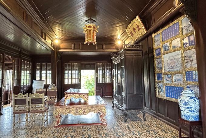 image Interior del  pabellón de lectura de Thai Binh en la ciudadela imperial de HUé