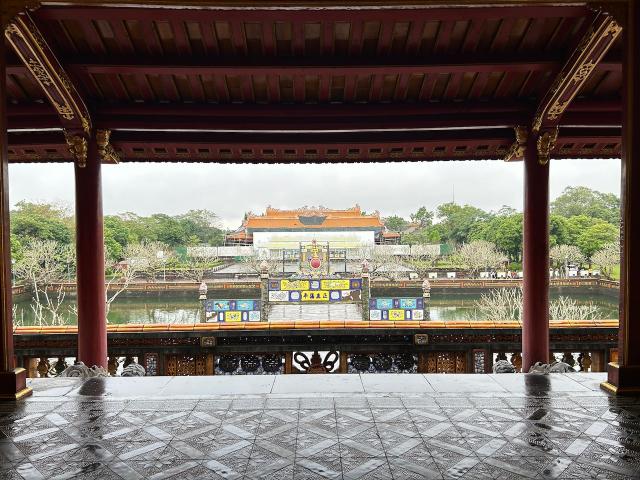 image Vista del palacio Thai Hoa desde la puerta Ngo Mon de la ciudadela imperial de Hué