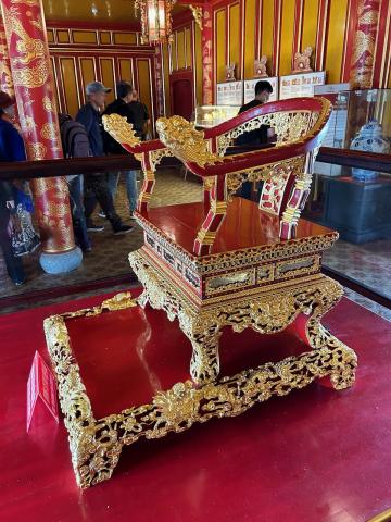 image Trono del emperador en la ciudadela imperial de Hué