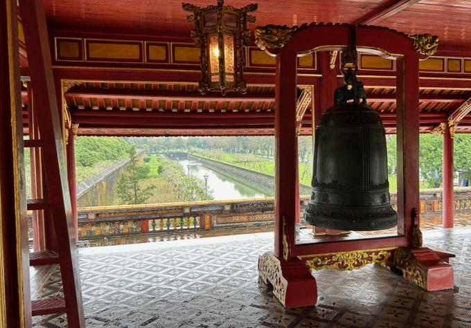 image Gran campana de la puerta Ngo Mon de la ciudadela imperial de Hue