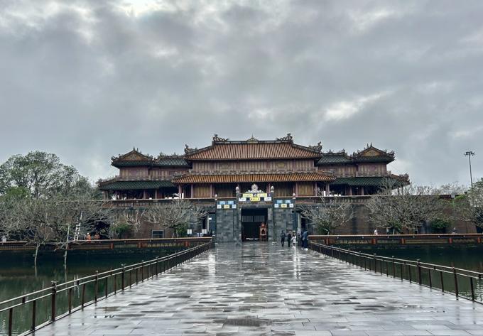 image Puerta Ngo Mon desde el estanque de flores de loto de la ciudadela imperial de Hué