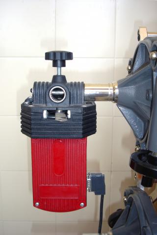 image Alineador de dirección. Montaje del sensor sobre la mordaza de rueda