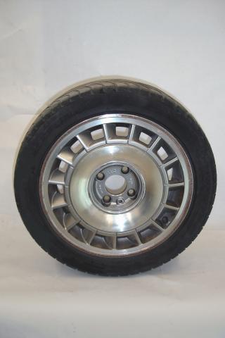 image Neumático sobre llanta de aluminio