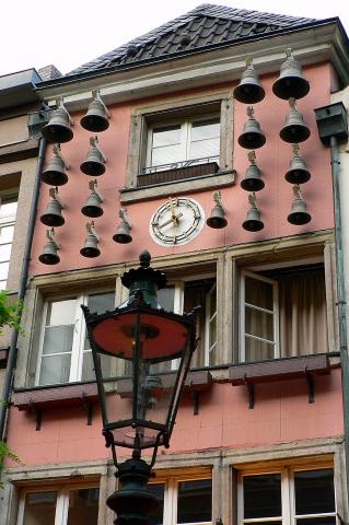 image Carrillón con campanas en fachada en Dusseldorf, Alemania