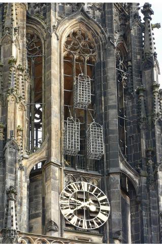 image Detalle de reloj y jaulas para exponer a prisioneros anabaptistas en Muenster, Alemania