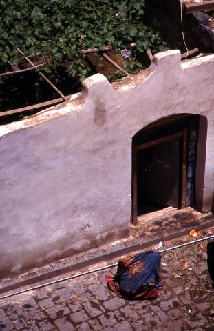 image Mujer limpiando una calle, Yemen