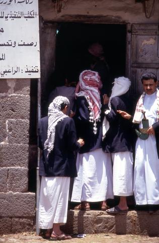 image Grupo de hombres ante una tienda, Yemen