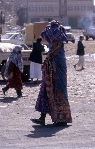 image Mujer con bulto sobre la cabeza, Yemen