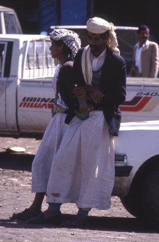 image Dos hombres descansano, con la jambia (cuchillo curvo) tradicional, Yemen
