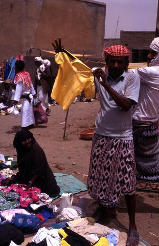 image Vendedores en el mercado de ropa en Suq al Khamis, Yemen
