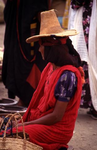 image Vendedora en el mercado de cestería en Suq al Khamis, Yemen