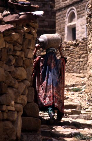 image Mujer llevando una botella de gas sobre la cabeza, Yemen