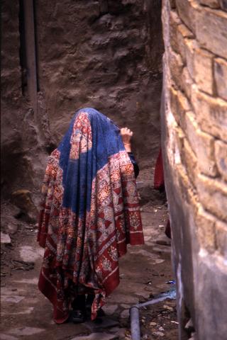 image Mujer en una calle de Thulla, Yemen