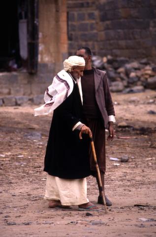 image Hombres paseando por Shibam, Yemen