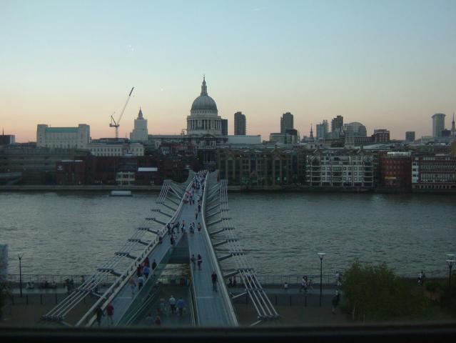 image Millenium Bridge y Saint Paul Cathedral anocheciendo, Londres, Reino Unido