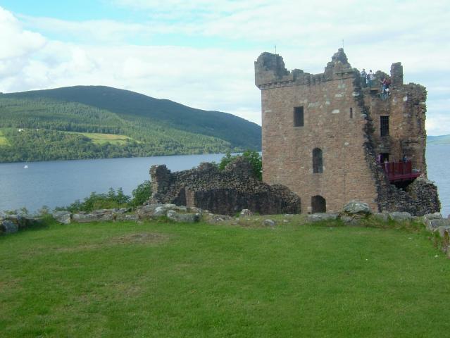 image Ruinas de un castillo en el Lago Ness, Escocia