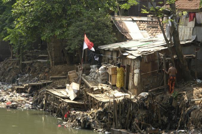 image Chabolas en el barrio de Ciliwung, Yakarta, Indonesia