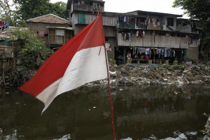 image Chabolas en el barrio de Ciliwung, Yakarta, Indonesia