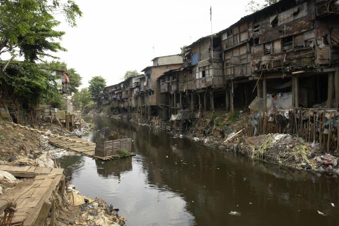 image Chabolas en el barrio de Ciliwung, Yakarta, Indonesia