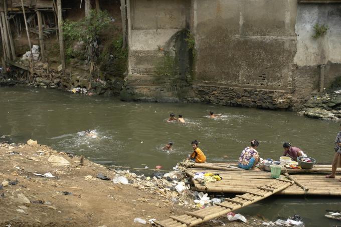 image Bañándose en el río Ciliwung, Yakarta, Indonesia