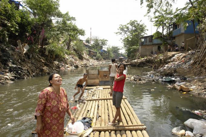 image Bañándose en el río Ciliwung, Yakarta, Indonesia