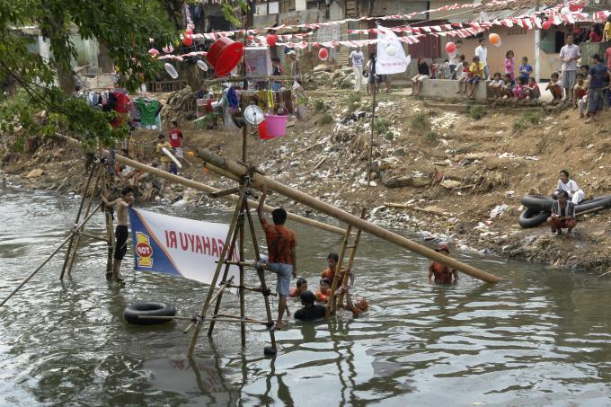 image Fiesta del día de la Independencia en el barrio de Ciliwung, Yakarta, Indonesia