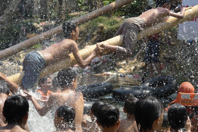 image Fiesta del día de la Independencia en el barrio de Ciliwung, Yakarta, Indonesia