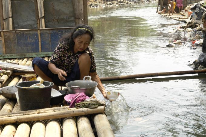 image Lavando platos en el río Ciliwung, Yakarta, Indonesia