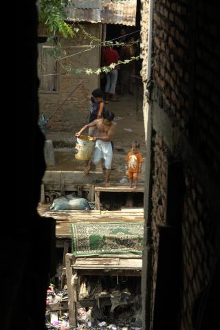 image Limpiando alfombras en el barrio de Ciliwung, Yakarta, Indonesia