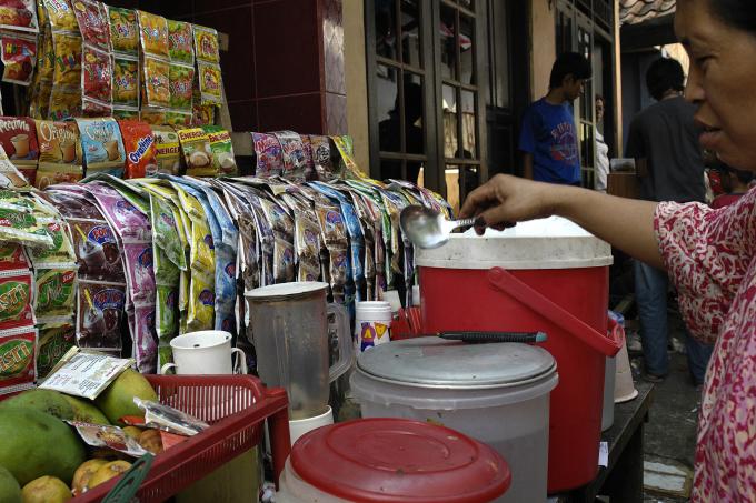 image Preparando refrescos en el barrio de Ciliwung, Yakarta, Indonesia