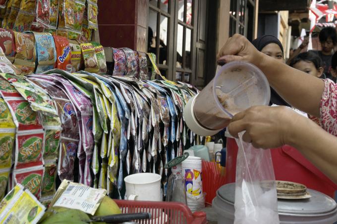 image Preparando refrescos en el barrio de Ciliwung, Yakarta, Indonesia