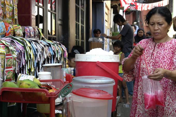 image Preparando refrescos en el barrio de Ciliwung, Yakarta, Indonesia