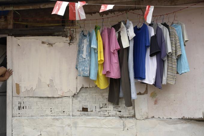 image Ropa tendida en el barrio de Ciliwung, Yakarta, Indonesia