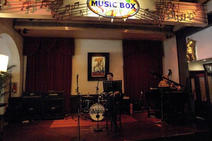 image Actuación en el Café Batavia, Jakarta, Indonesia