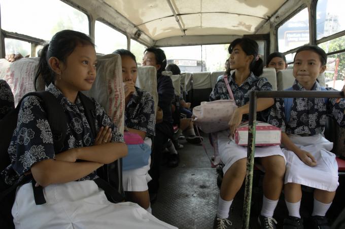 image Estudiantes en el autobús, Jakarta, Indonesia