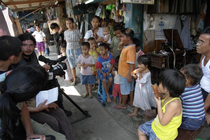 image Grabando la entrevista a un sastre, Jakarta, Indonesia
