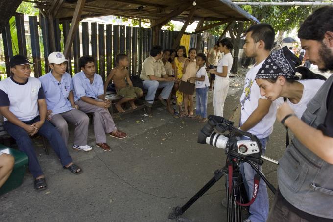 image Grabando la entrevista a médicos, Jakarta, Indonesia