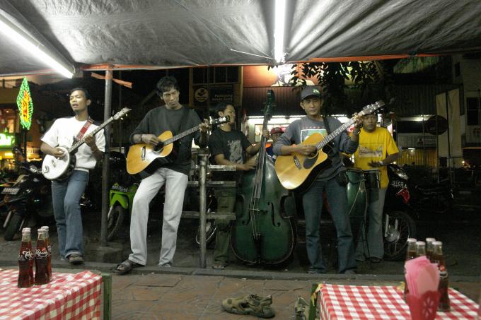 image Músicos callejeros en Yogyakarta, Indonesia