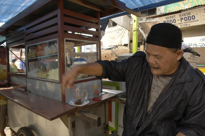 image Tomando té, Jakarta, Indonesia