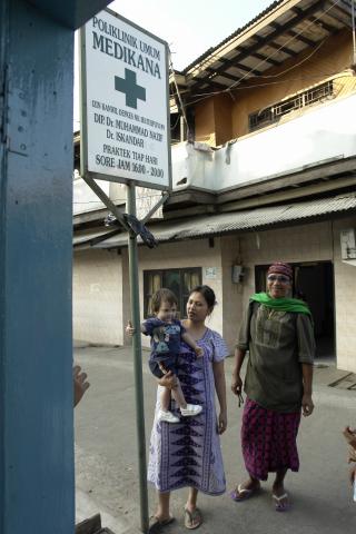 image Dispensario médico en el puerto de Sunda Kelapa, Yakarta, Indonesia