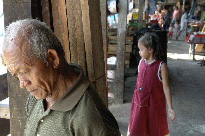 image Anciano y niña en el puerto de Sunda Kelapa, Yakarta, Indonesia
