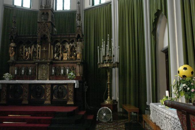 image Altar mayor de la catedral de Yakarta en Mangadua, Indonesia