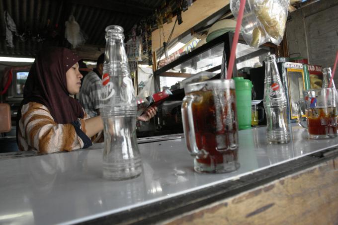 image Bebiendo tebotol en el barrio de Mangadua, Yakarta, Indonesia