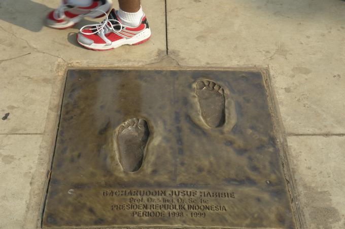 image Huellas del primer presidente en el barrio de Mangadua, Yakarta, Indonesia