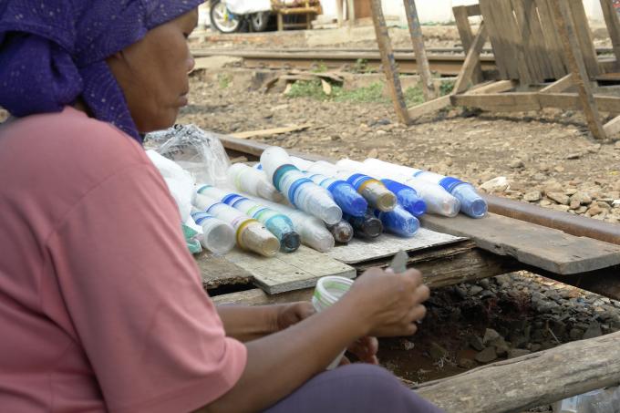 image Reciclando plásticos en el barrio de Mangadua, Yakarta, Indonesia