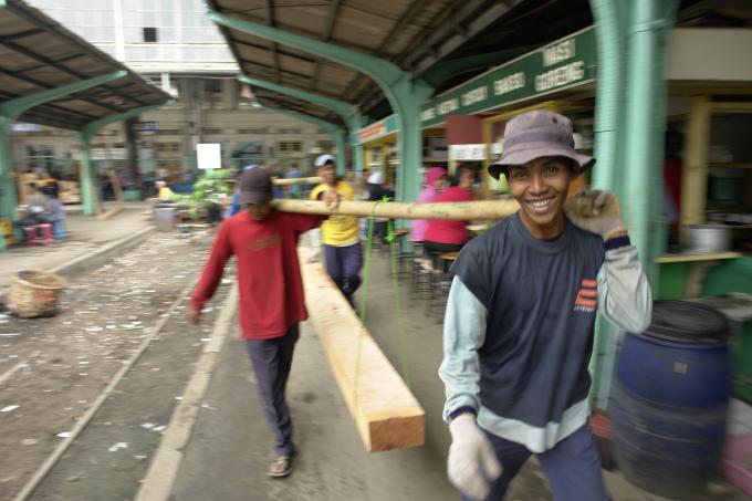 image Transportando una viga en el barrio de Mangadua, Yakarta, Indonesia
