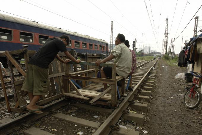 image Transportándose por las vías en el barrio de Mangadua, Yakarta, Indonesia